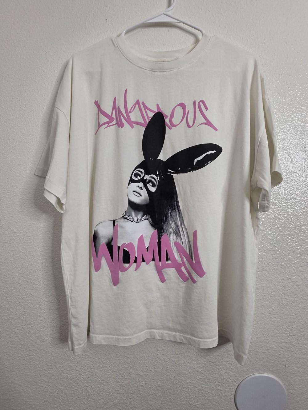 ​Bershka Ariana Grande Dangerous Woman T-Shirt Medium White Pink Graphic Tee